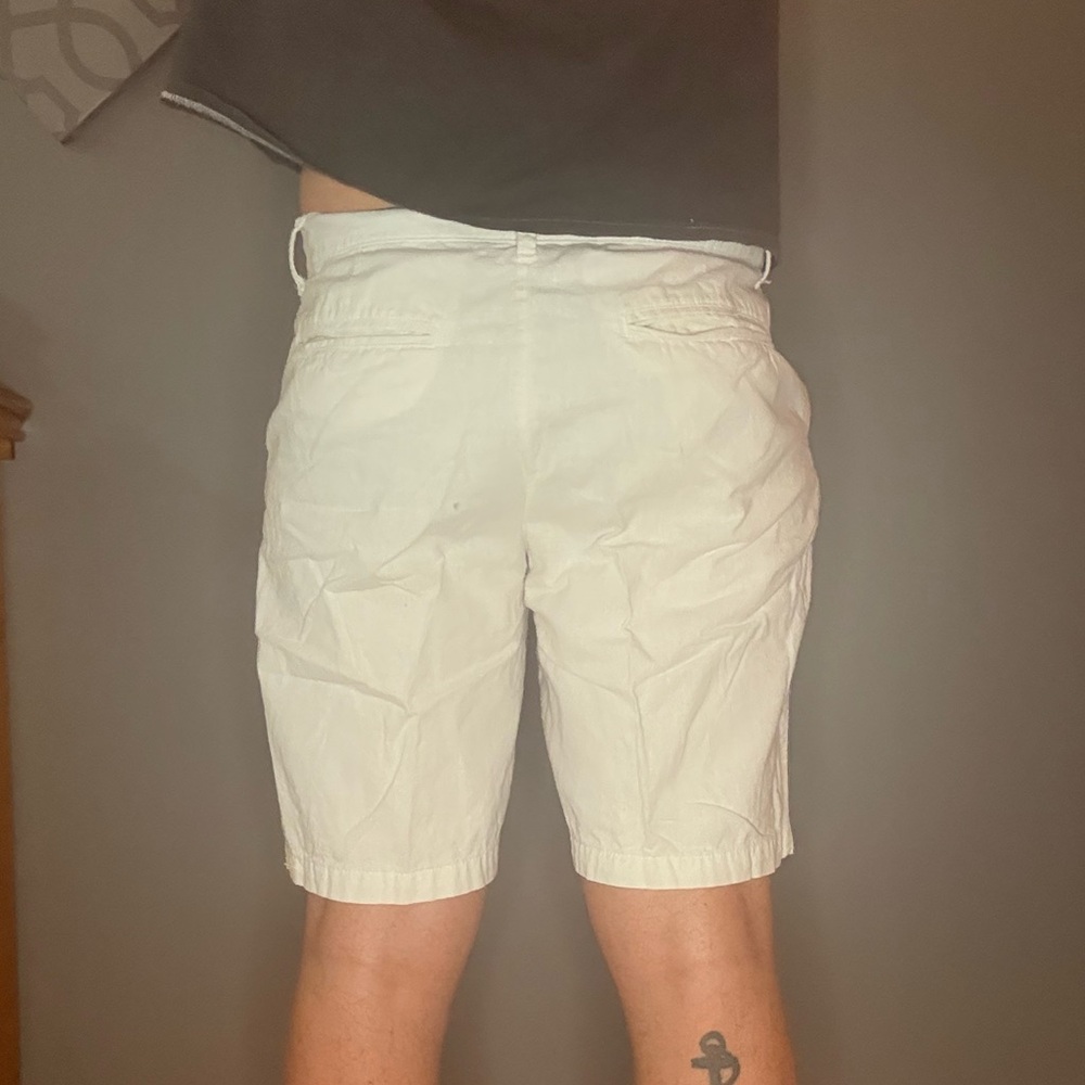 Old Navy Men's White Casual Shorts - Picture 3 of 3